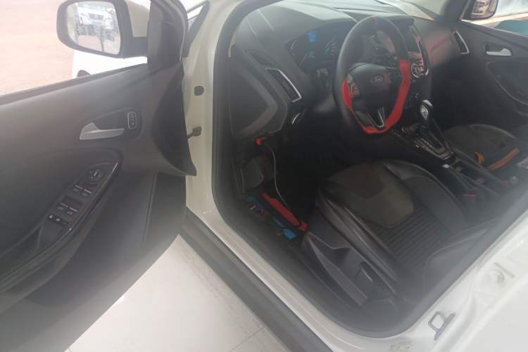 Used Ford Focus 2017 Hatchback 1.6L Automatic Fashion Edition Smart Drive Version
