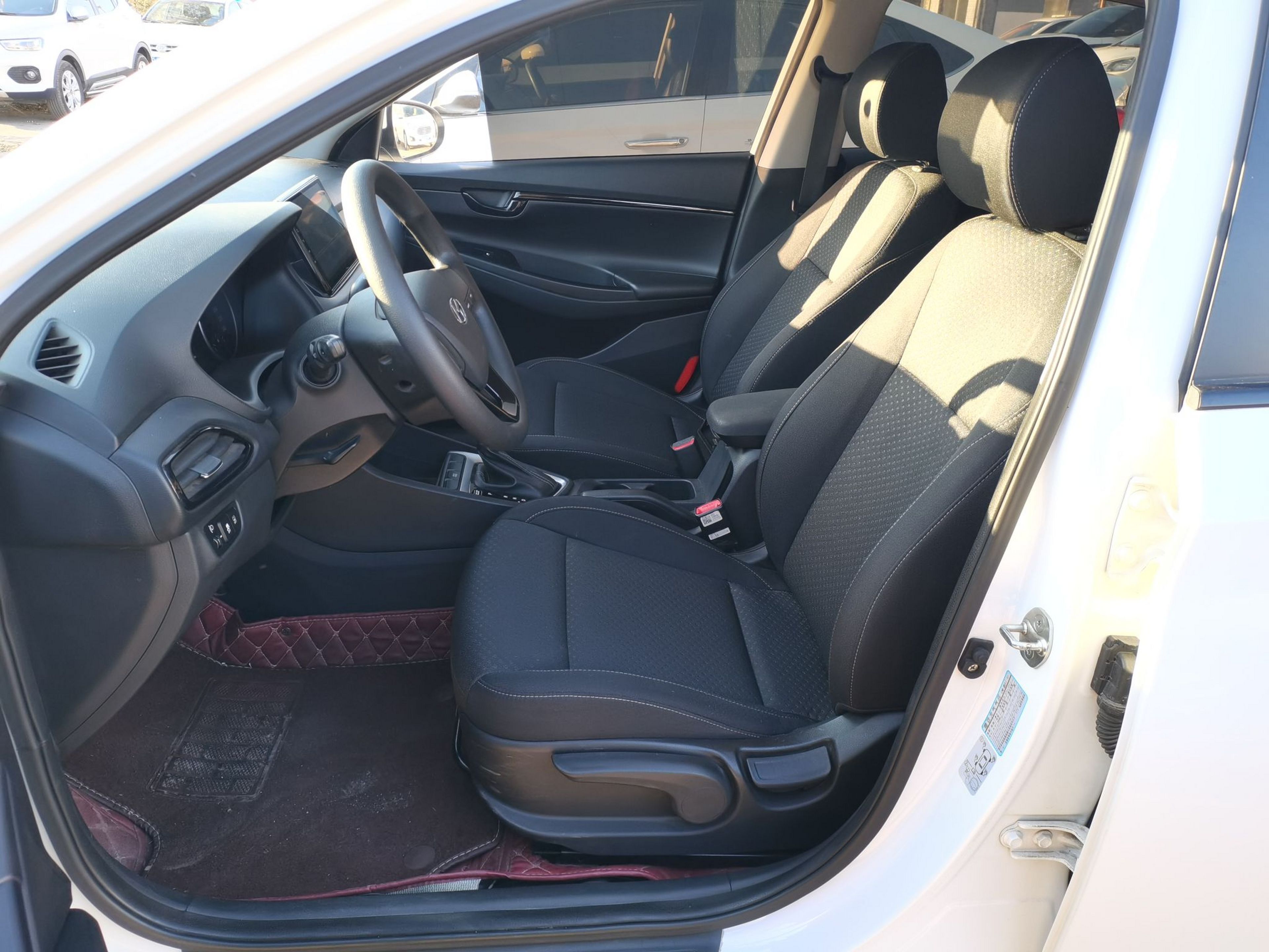 المقاعد الأمامية داخل السيارة