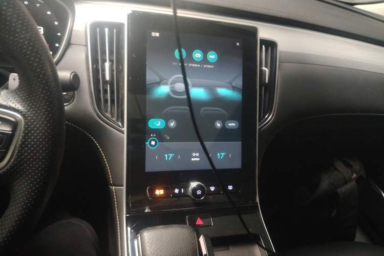 Used Roewe i6 MAX 2020 300TGI Automatic Supreme Edition with Cool Sunroof and Advanced Driving Features
