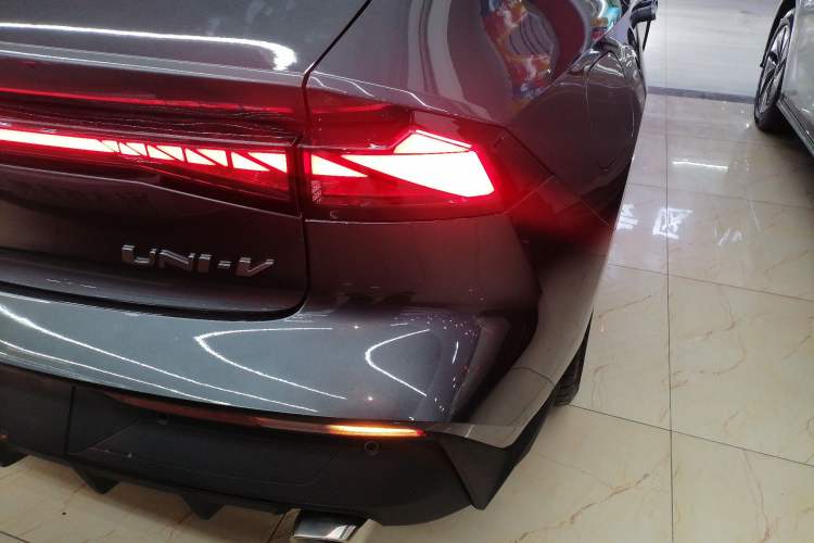 Used Changan UNI-V iDD 2023 ZhiDian iDD 1.5T 113km Smart & Fun Version
