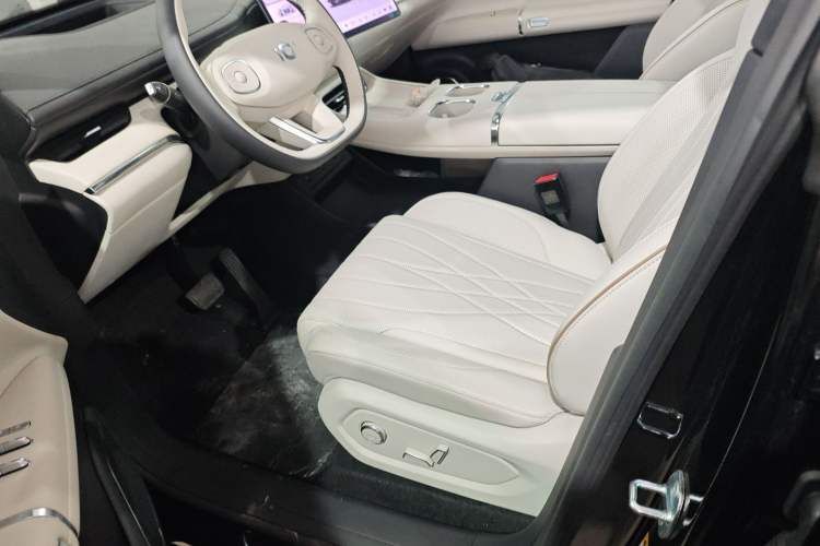 Used  Q07 2025 215 Prestige Edition