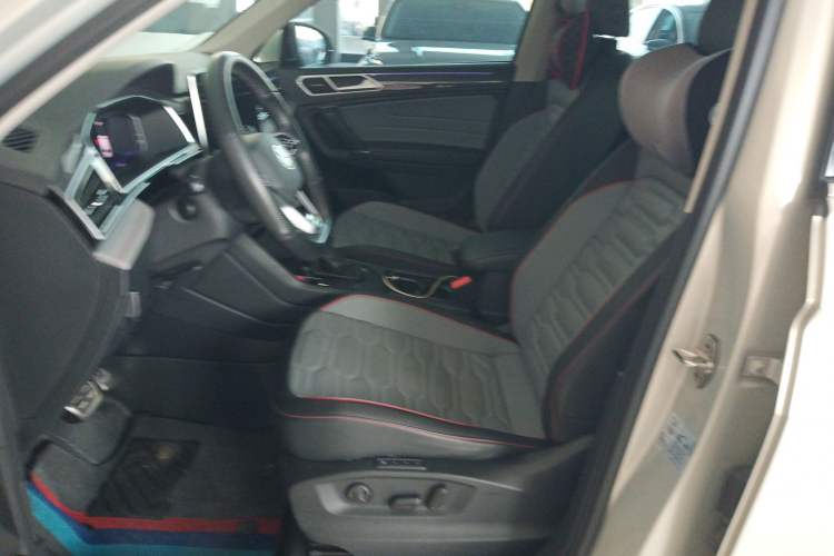 Used Volkswagen Tiguan L 2023 330TSI Automatic Two-Wheel Drive R-Line Flagship Edition
