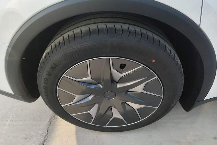 Used Tesla Model Y L 2025 Long-Range All-Wheel-Drive Version
