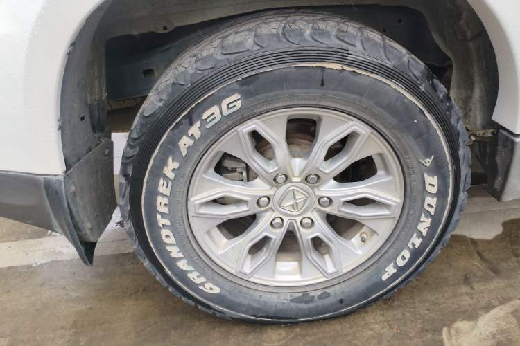 Used JMC Yusheng S350 2017 2.0T Automatic 2WD Diesel Luxury Version with Sunroof 5 Seats