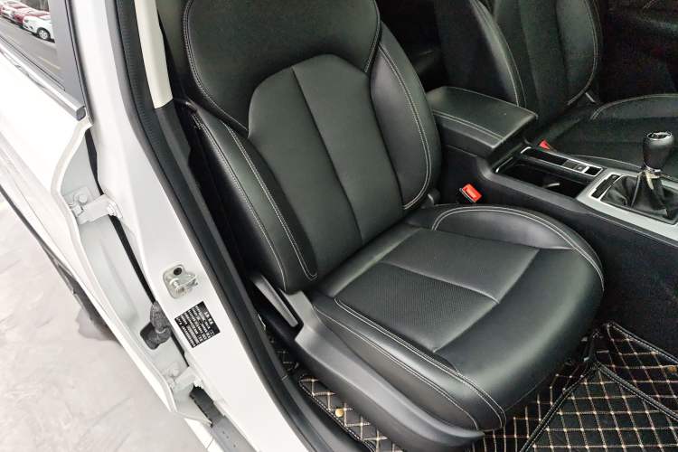 Used Roewe RX5 2018 20T Two-Wheel Drive Manual Internet Smart Edition
