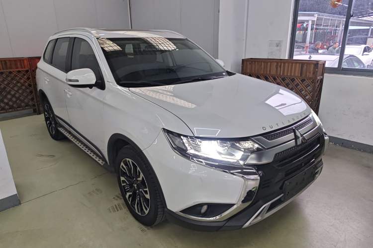 Used Mitsubishi Outlander 2019 2.0L Two-Wheel Drive Comfort Edition 7-Seater China VI Standard
