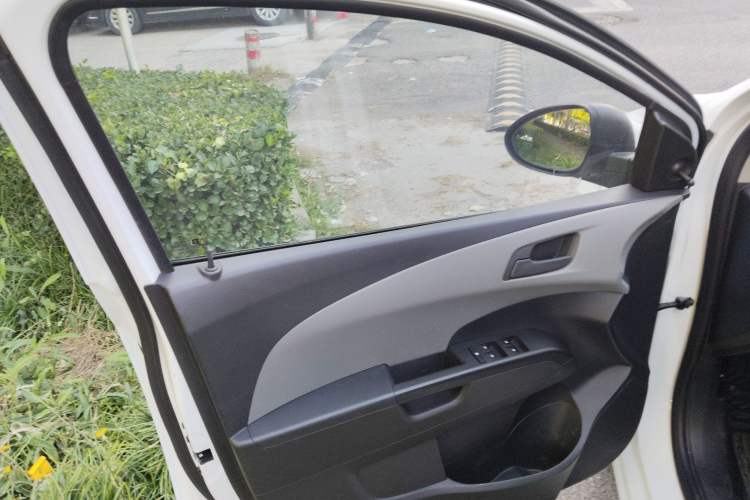 Used Chevrolet Aveo Sonic 2014 Sedan 1.4 SL MT Comfort Edition
