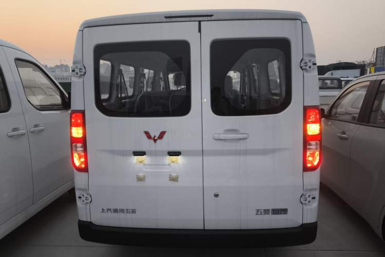 Used Wuling Yangguang 2024 300KM Comfort Version Passenger Van 75kW
