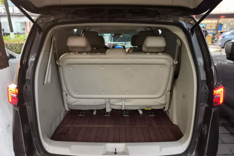 Used Buick GL8 2023 Land Executive Class Comfort Model