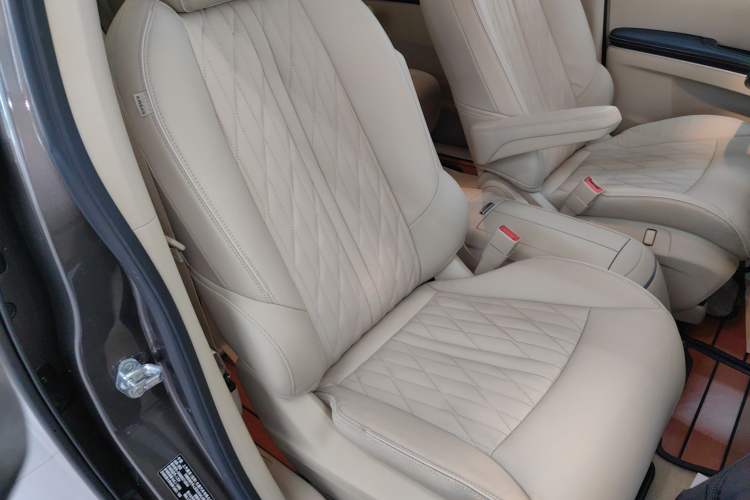 Used Buick GL8 2023 Facelifted Land Cruiser Executive Luxury Version
