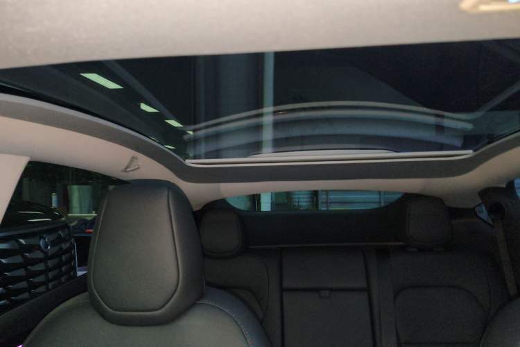 Used Tesla Model Y 2025 Long-Range All-Wheel-Drive Version
