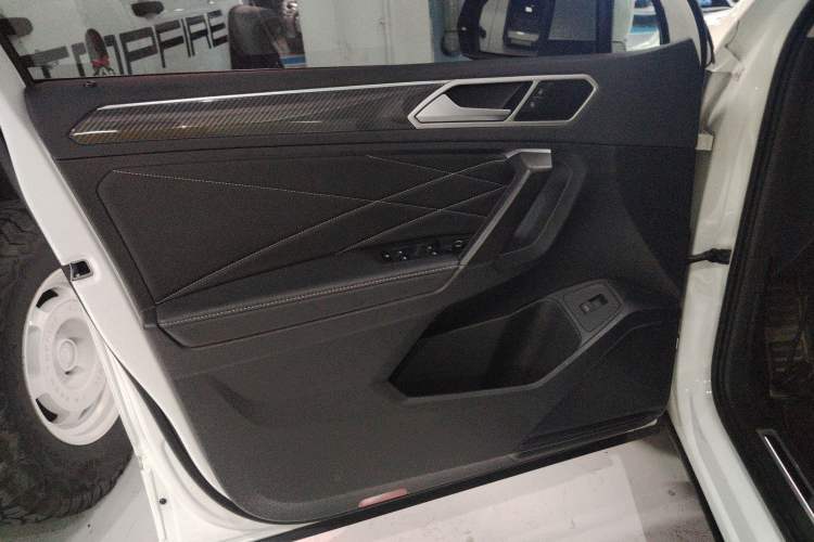 Used Volkswagen Tiguan L 2024 330TSI Automatic Two-Wheel Drive R-Line Enhanced Edition
