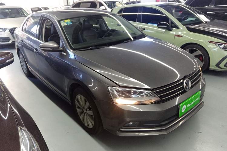 Used Volkswagen Sagitar 2015 1.6L Manual Comfort Model
