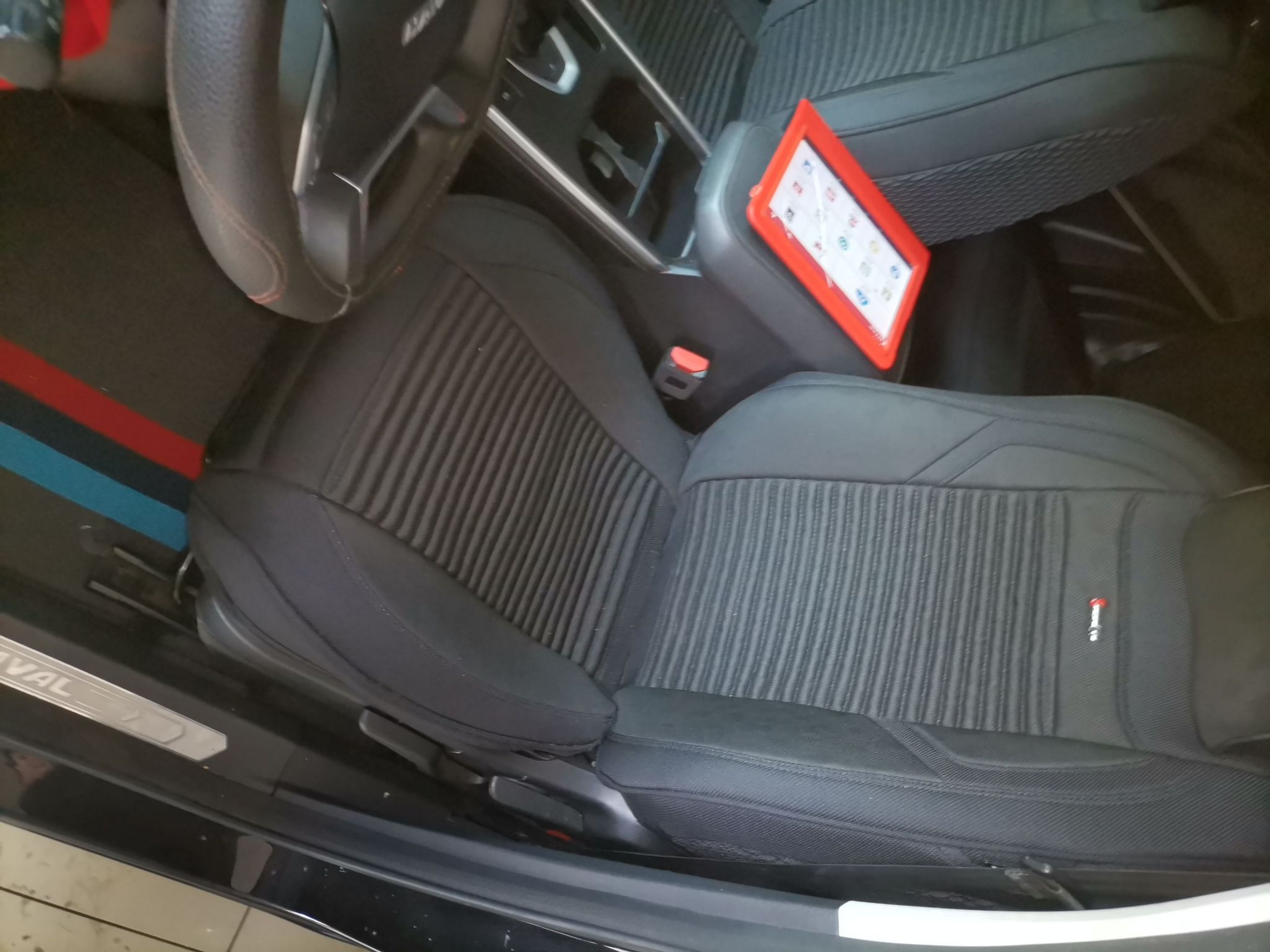 المقاعد الأمامية داخل السيارة