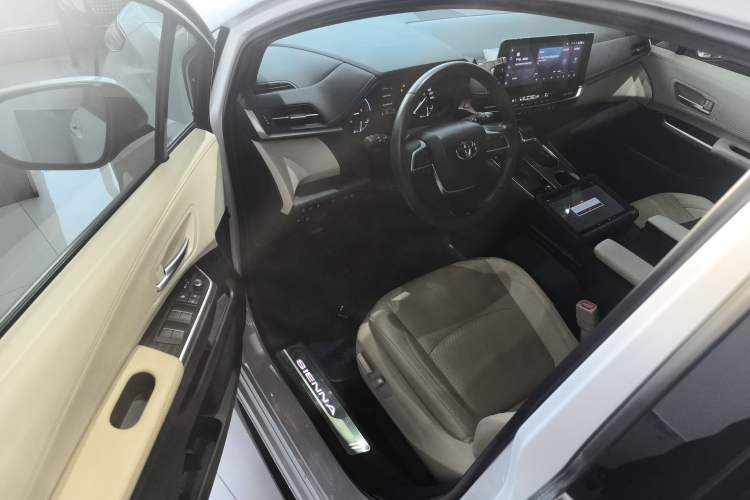 Used Toyota Sienna 2023 2.5L Hybrid Deluxe Edition