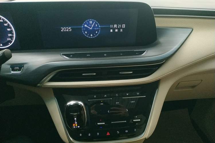 Used Buick GL8 2022 ES Landtrek 653T Luxury Edition