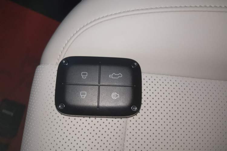 Used  V23 2025 401 Two-Wheel Drive Intelligent Driving Version
