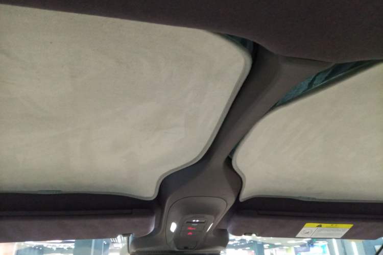 Used  11 2024 730 Luxury Edition with Three Lasers and Rear-Wheel Drive
