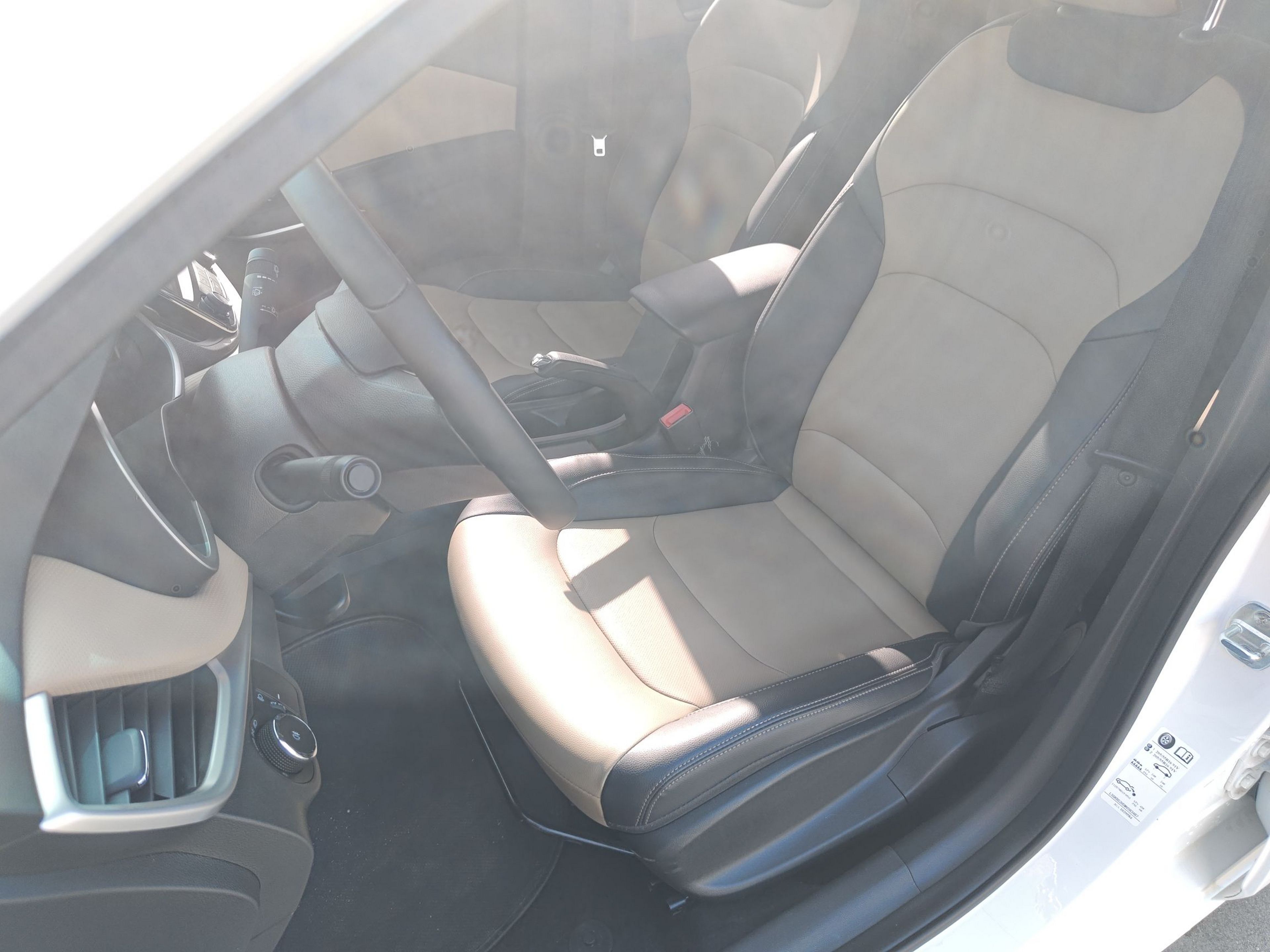 Переднее сиденье в автомобиле