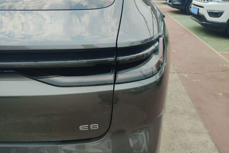 Used  E8 2024 550 km Range Rear-Wheel-Drive PRO