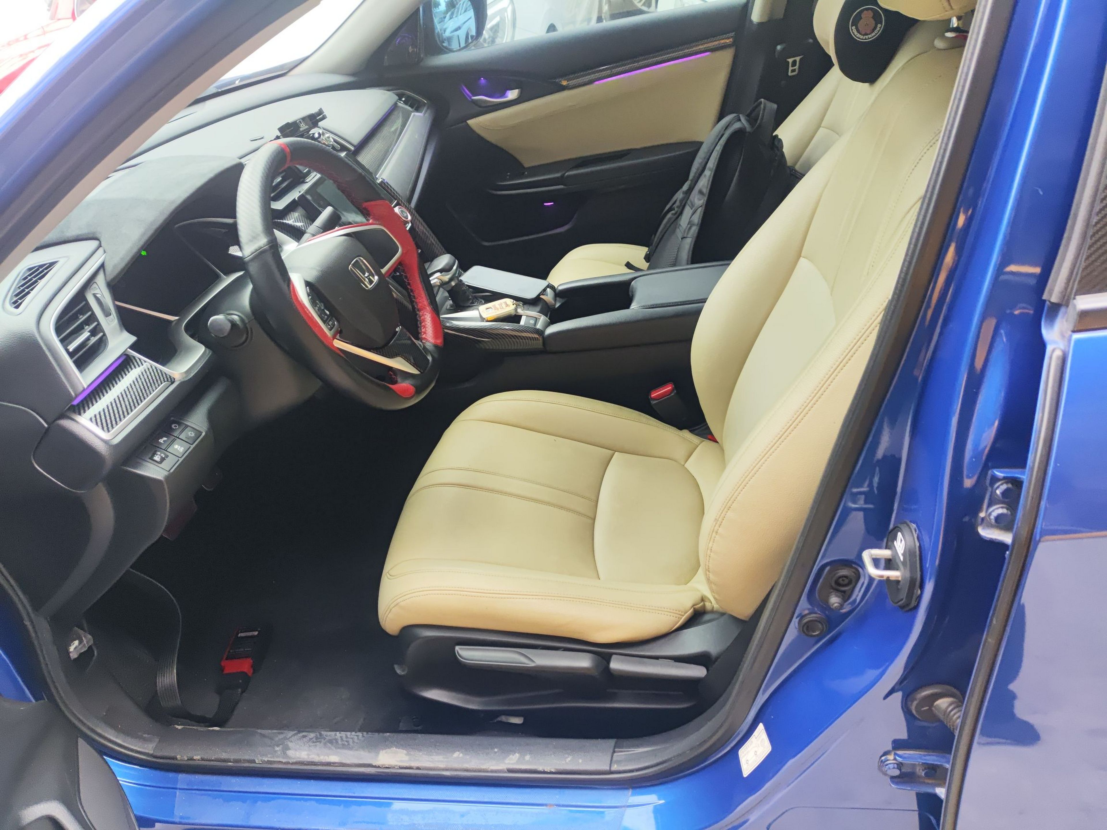 Переднее сиденье в автомобиле