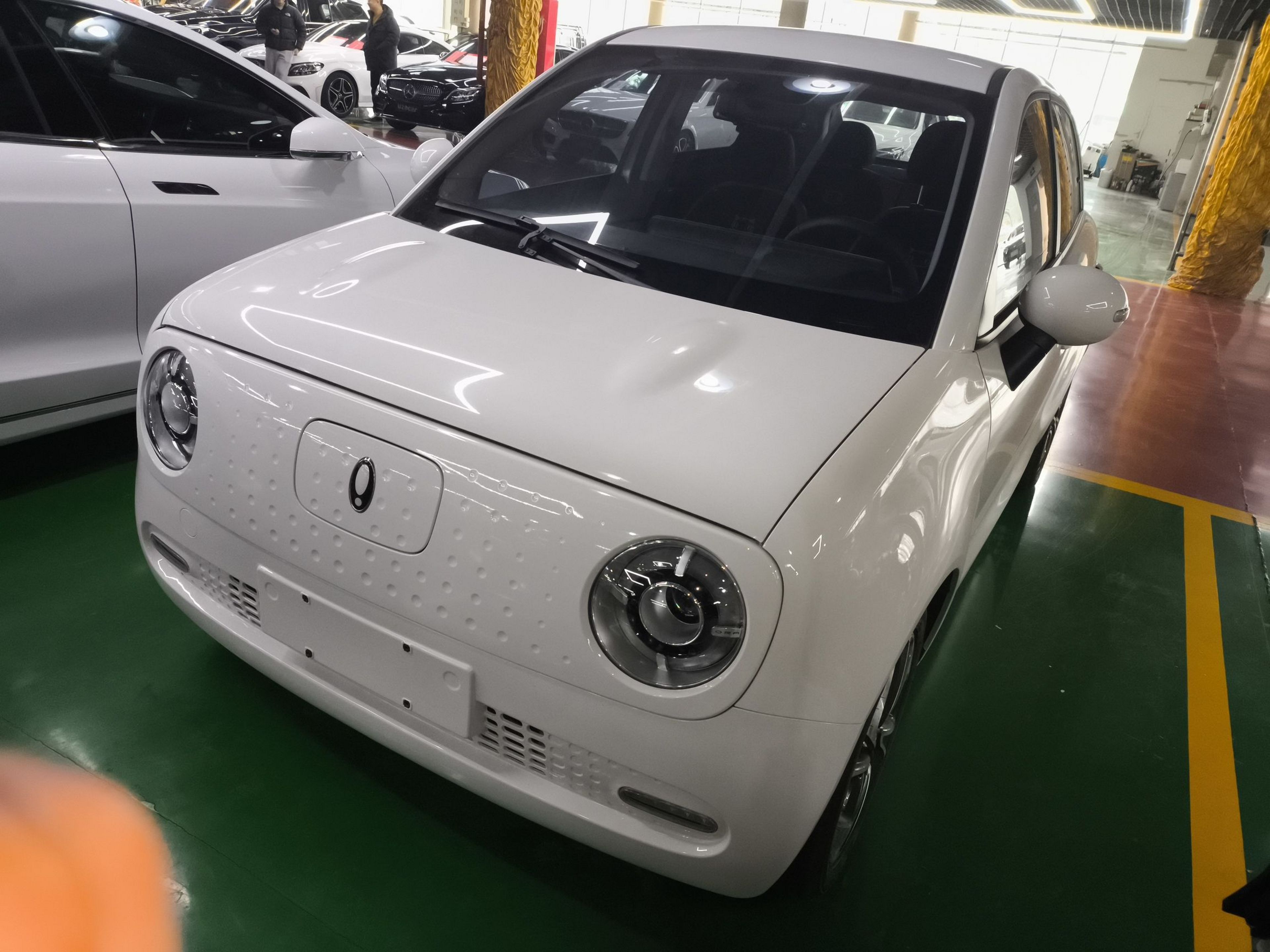 تحت مقدمة السيارة