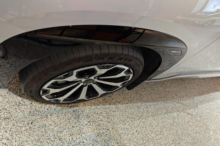 Used AION V 2024 Aion Tyrannosaurus 650 Smart Premium Edition