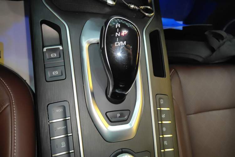 Used Wey VV6 2021 2.0T Two-Wheel Drive Smart Protection+
