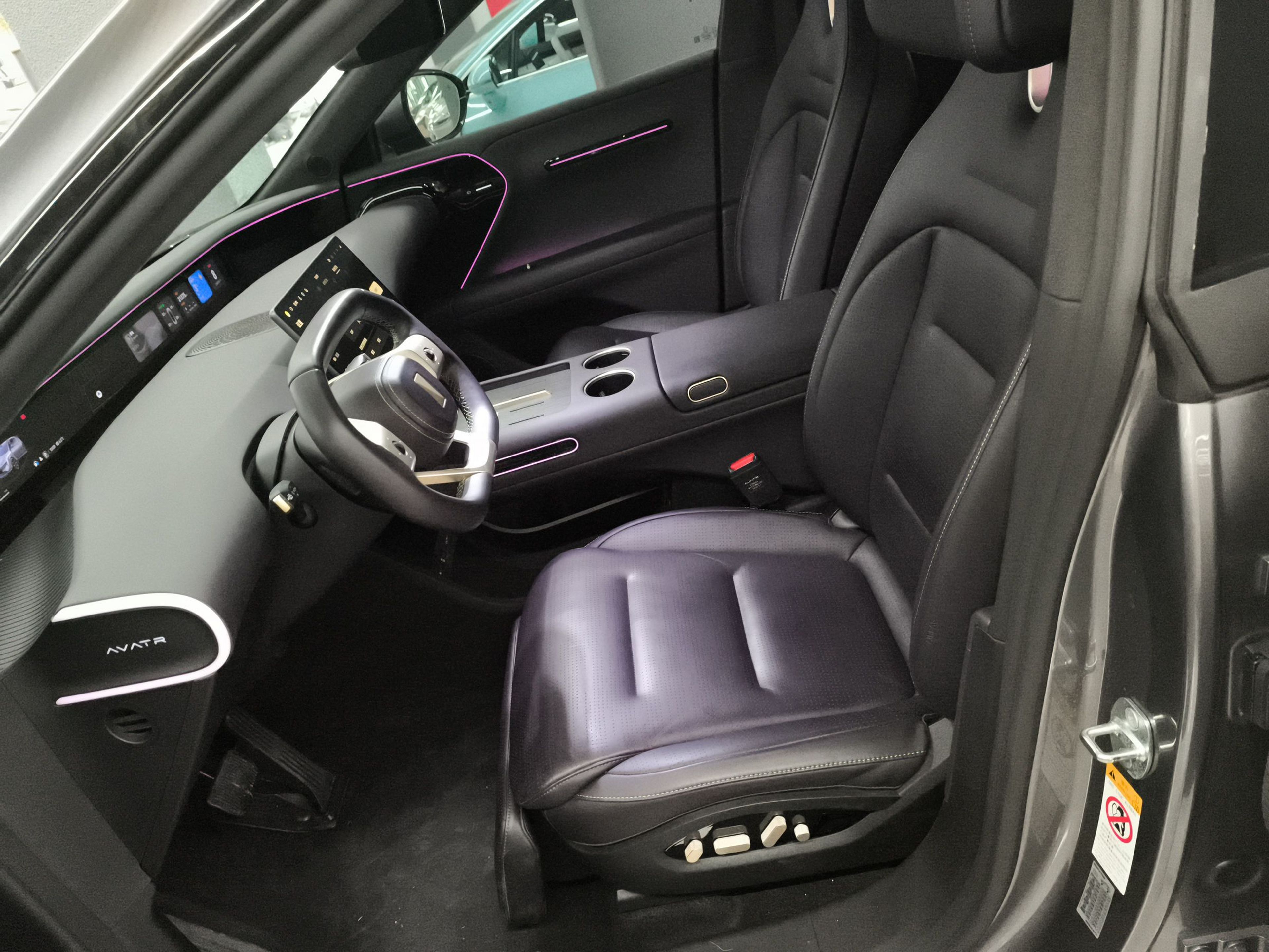 المقاعد الأمامية داخل السيارة