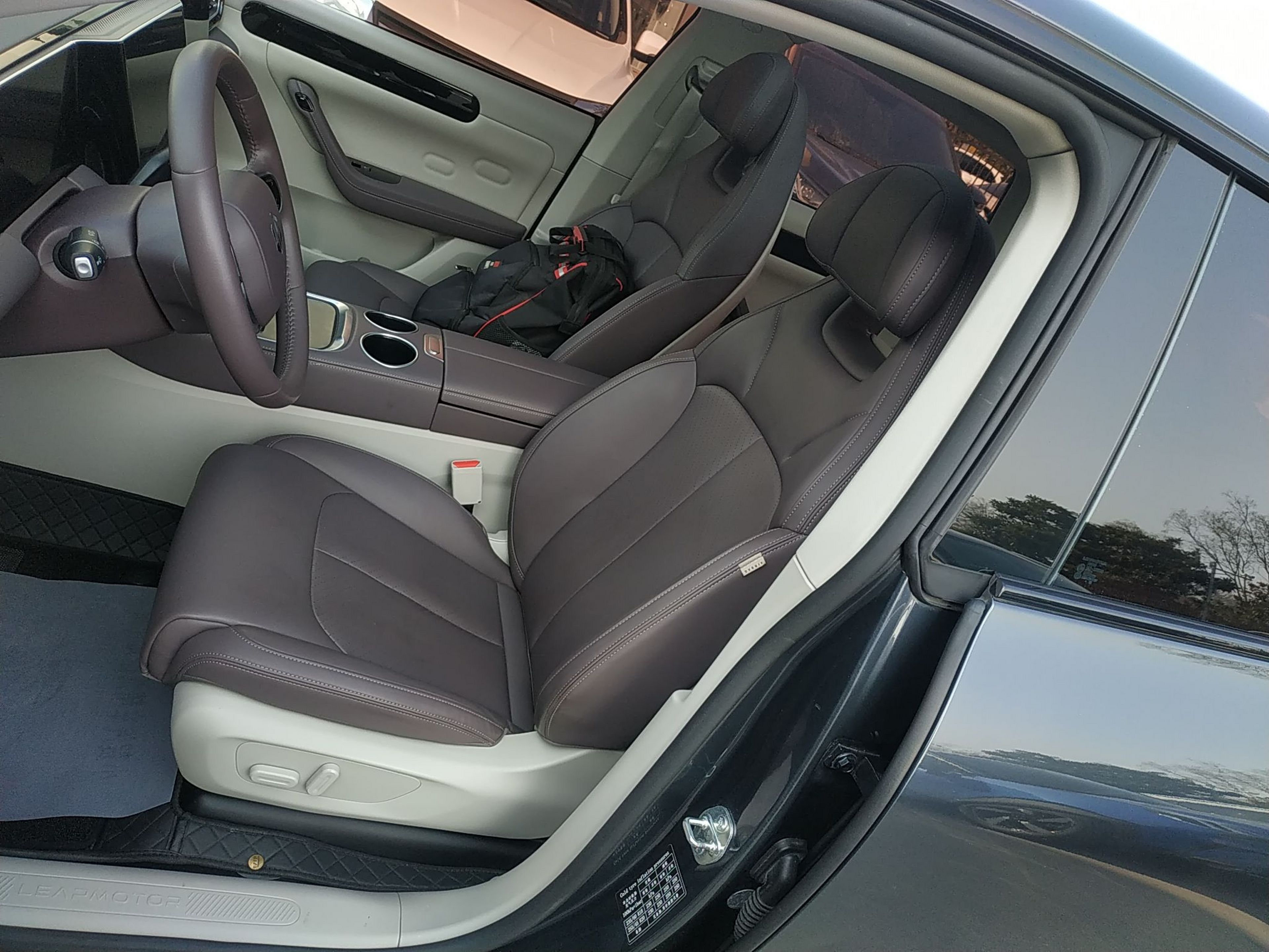 المقاعد الأمامية داخل السيارة