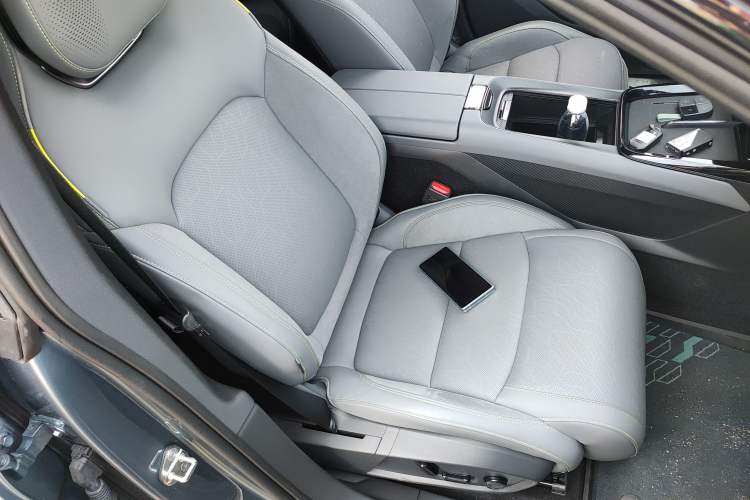 Used Lynk & Co 08 EM-P 2025 220 km All-Wheel-Drive Performance Halo
