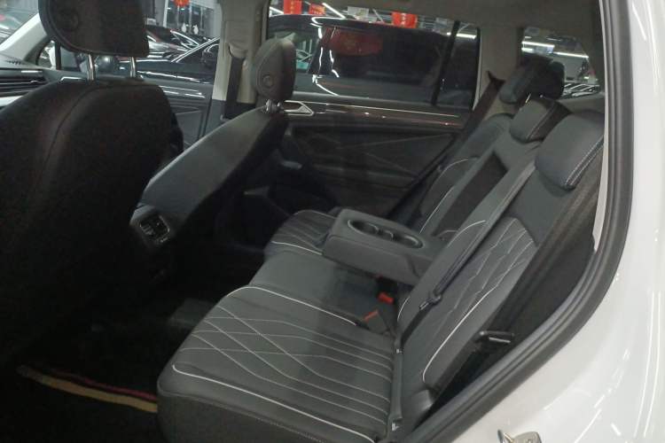 Used Volkswagen Tiguan L 2024 Outstanding Model 330TSI Automatic Two-Wheel Drive R-Line Dragon Glory Edition
