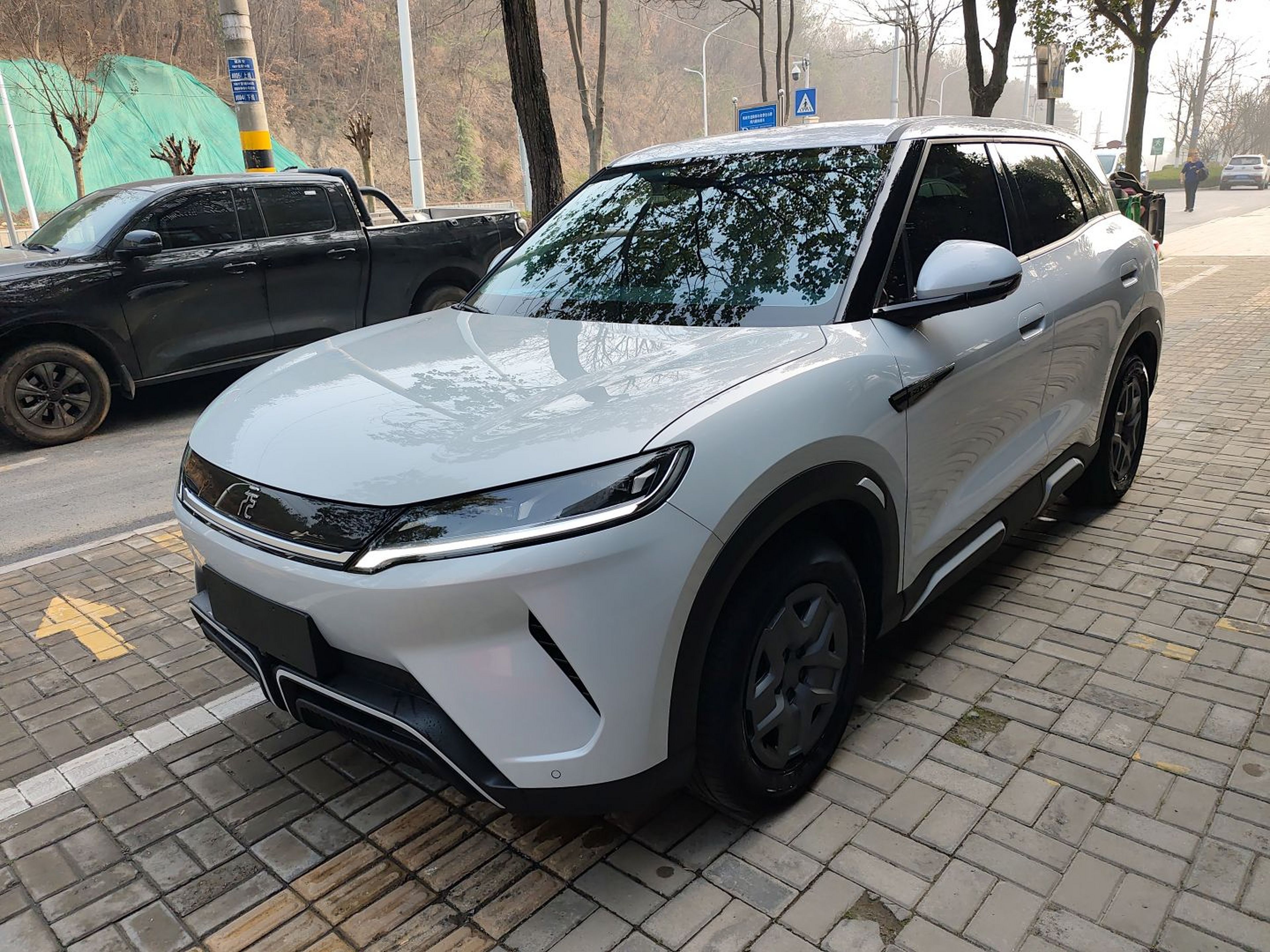 تحت مقدمة السيارة