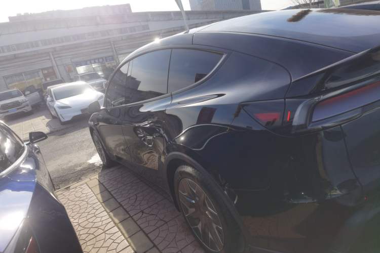 Used Tesla Model Y L 2025 Long-Range All-Wheel-Drive Version
