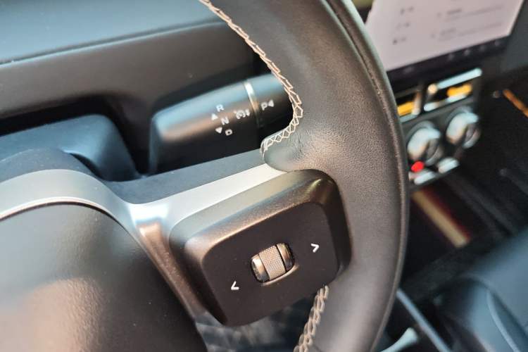 Used  V23 2025 401 Two-Wheel Drive Advanced Edition
