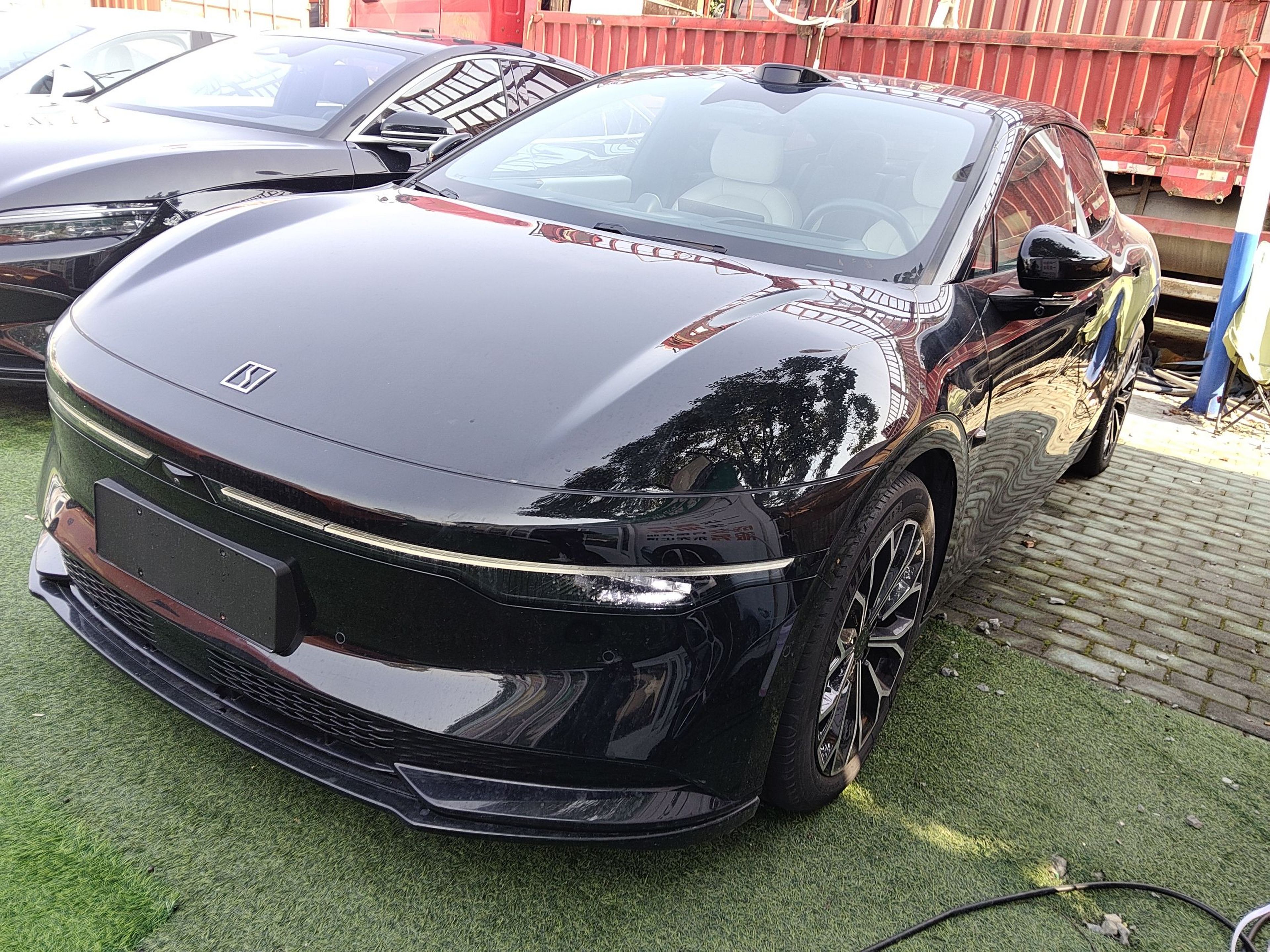 Под передней частью автомобиля