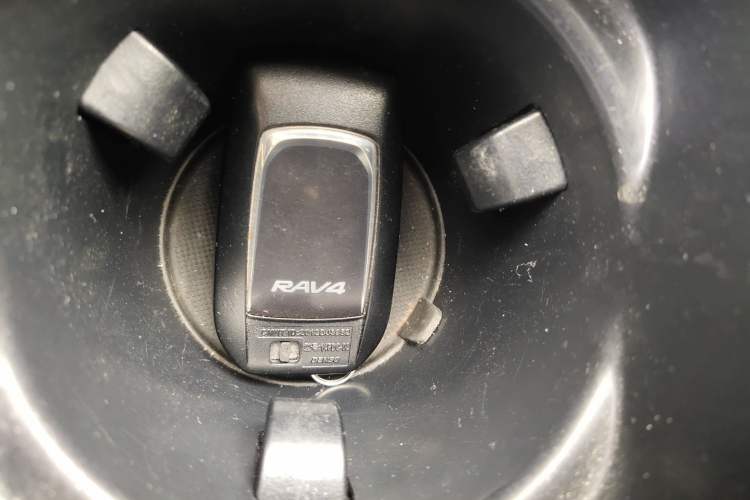 Used Toyota RAV4 2019 2.0L CVT Two-Wheel Drive ZhiShang Version China VI Standard