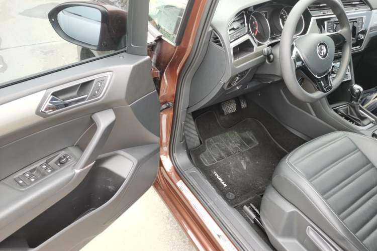 Used Volkswagen Touran 2016 Volkswagen Touran L 280TSI DSG Comfort Edition
