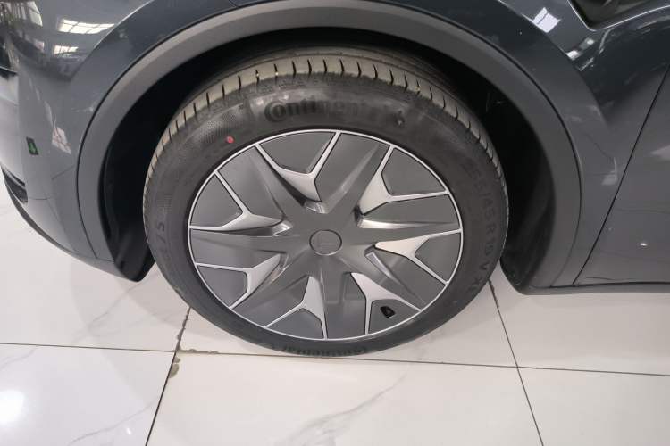 Used Tesla Model Y L 2025 Long-Range All-Wheel-Drive Version
