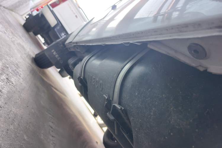 Used Iveco Daily 2023 2.5T A35M1 Short Wheelbase Low-Roof Single-Tire Side-Sliding Door 5-9 Seats
