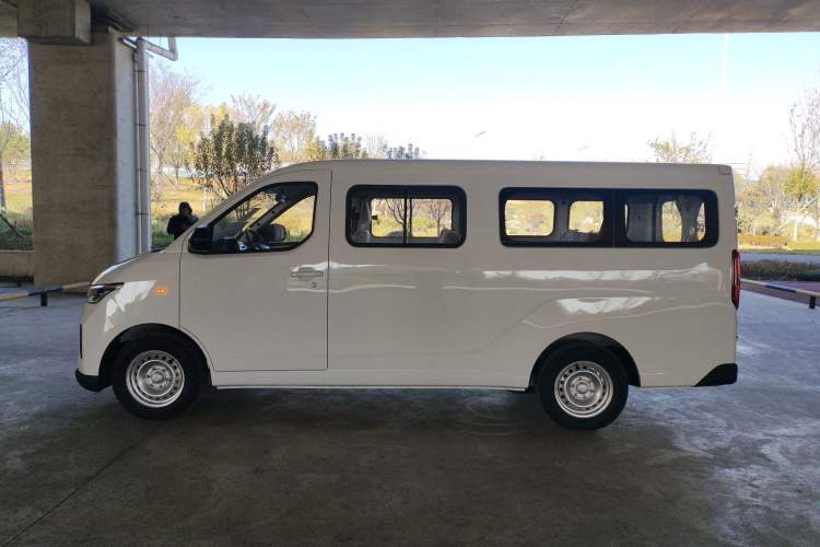 Used Wuling Yangguang 2024 300KM Comfort Version Passenger Van 75kW
