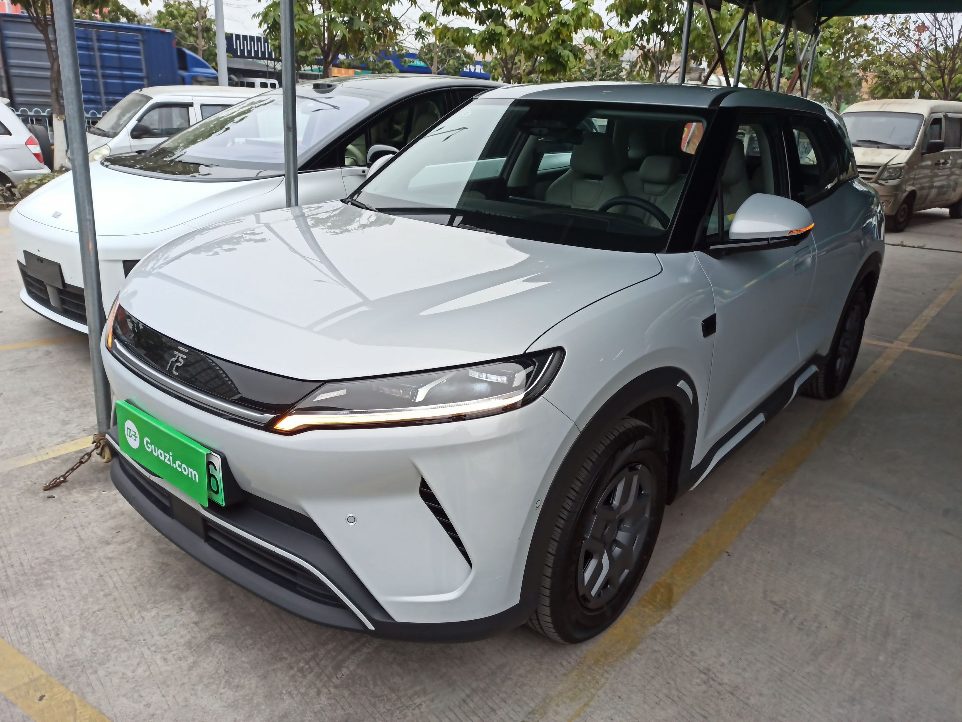 تحت مقدمة السيارة