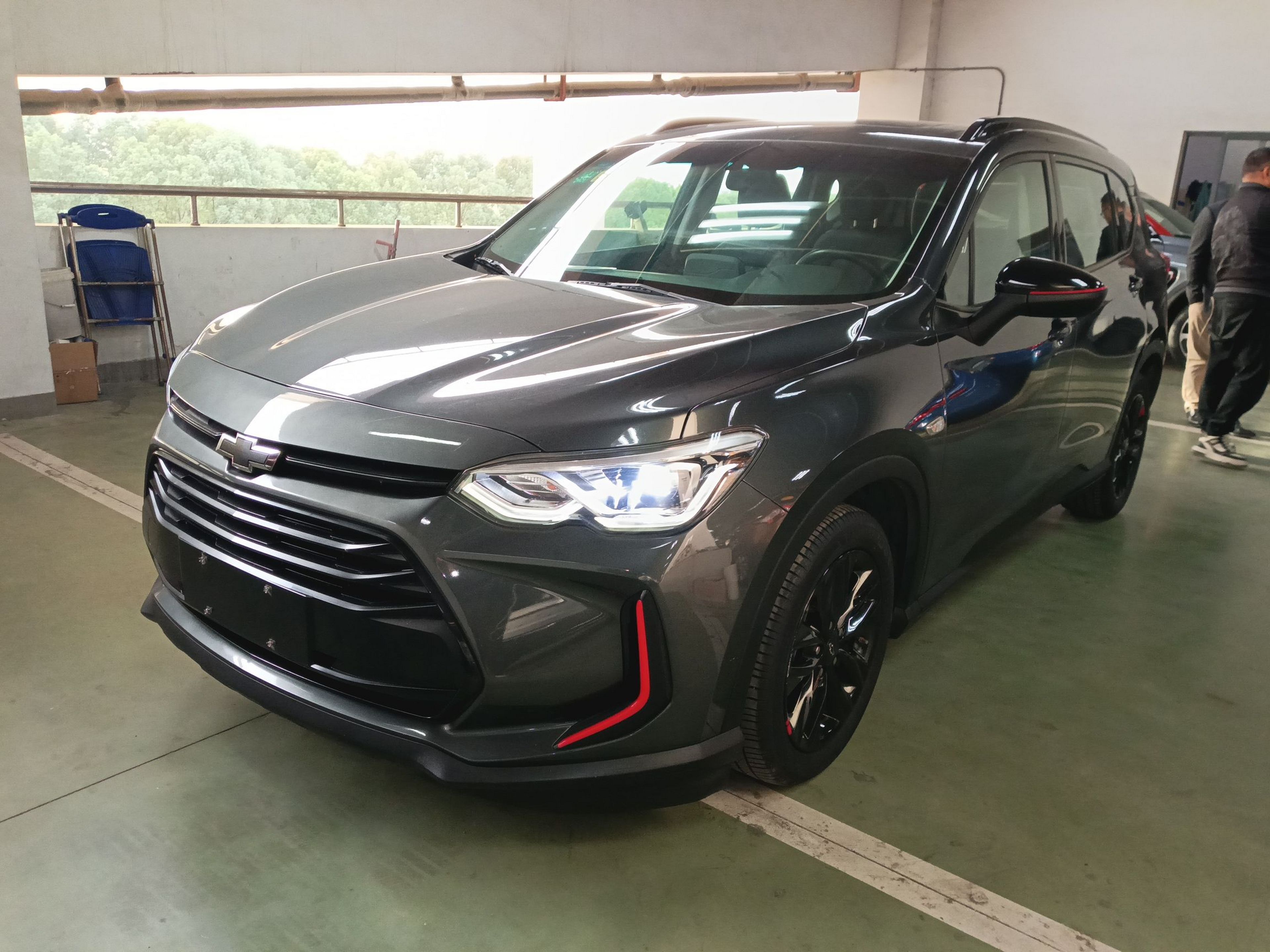 Под передней частью автомобиля