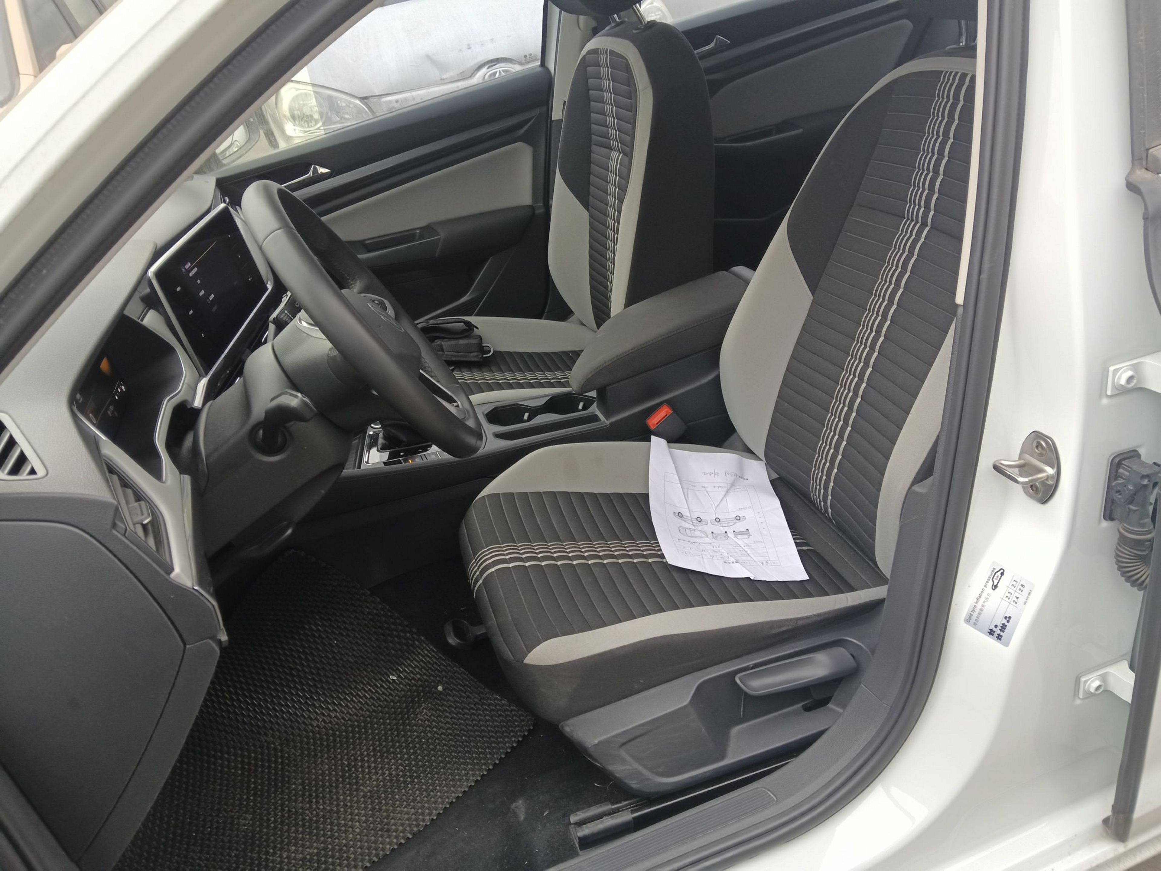 Переднее сиденье в автомобиле