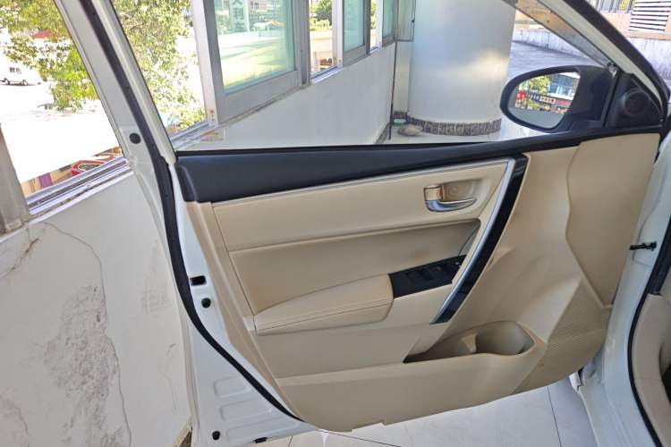 Used Toyota Corolla 2016 Dual-Engine 1.8L E-CVT Elite Edition
