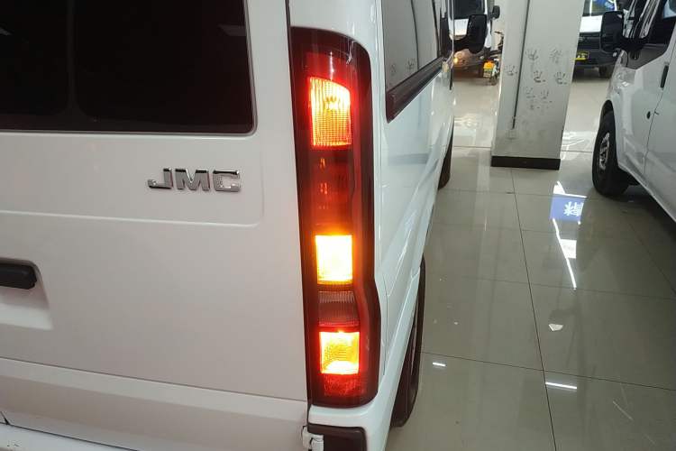 Used JMC Fushun 2023 2.0T Manual Short-Wheelbase Mid-Height Commercial Multi-Purpose 5-Seater Passenger Vehicle
