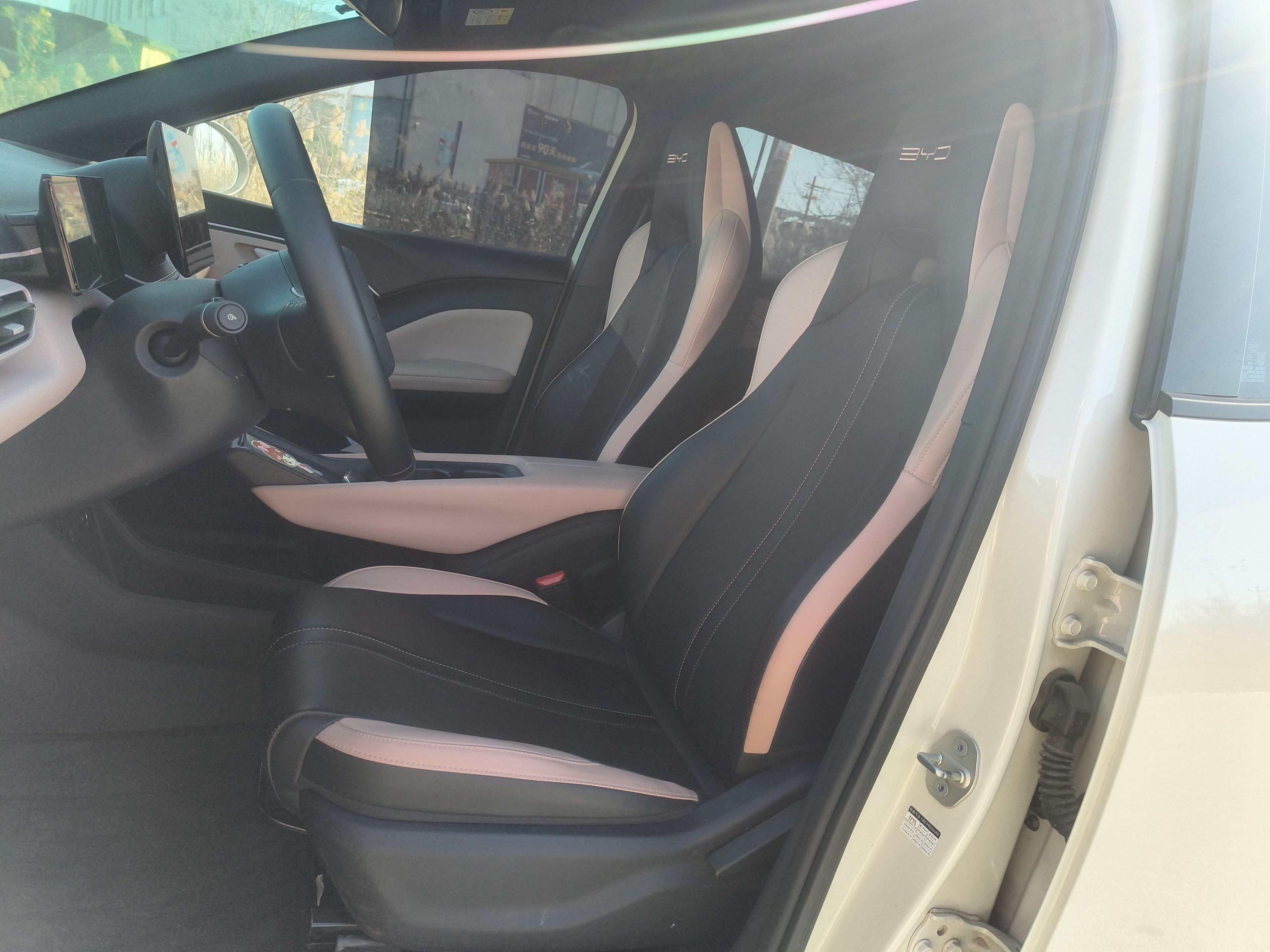 المقاعد الأمامية داخل السيارة