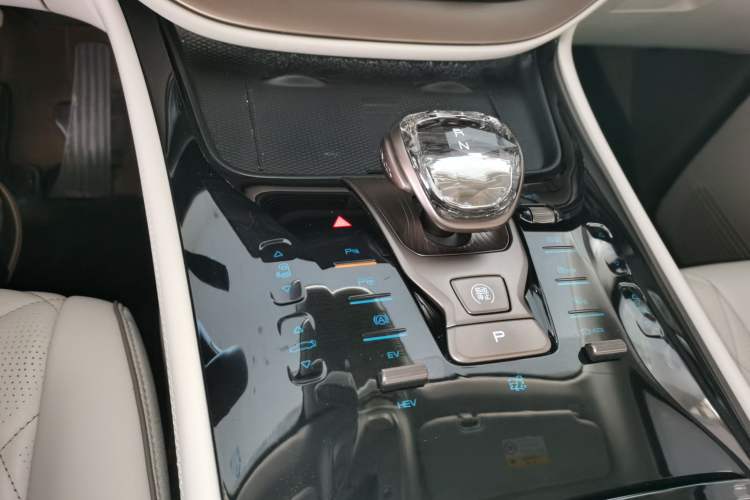 Used Denza D9 2022 DM-i 970 Four-Wheel Drive Prestige Model