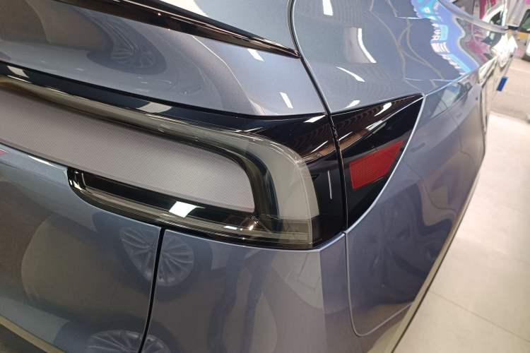 Used Tesla Model Y L 2025 Long-Range All-Wheel-Drive Version
