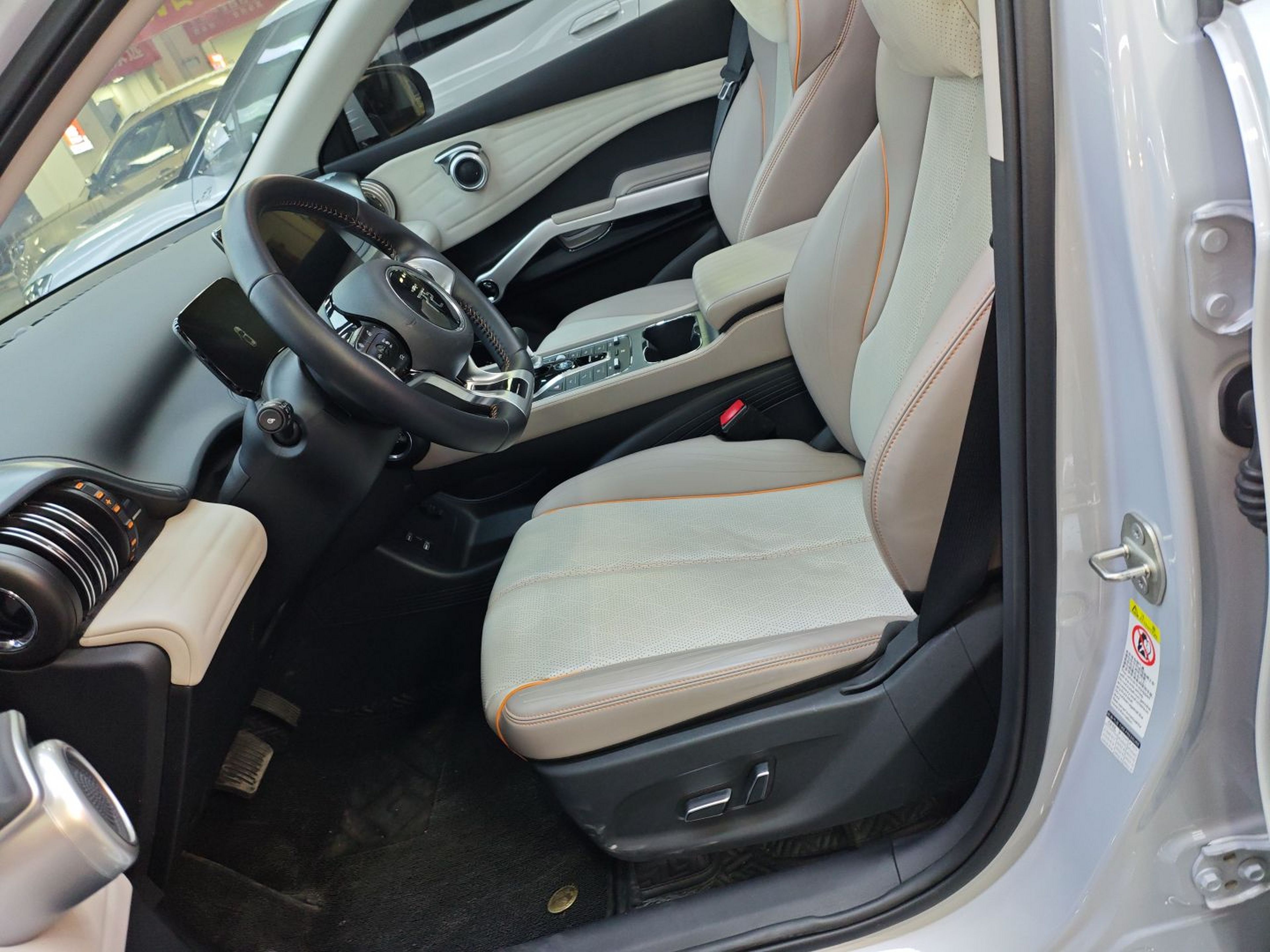 Переднее сиденье в автомобиле